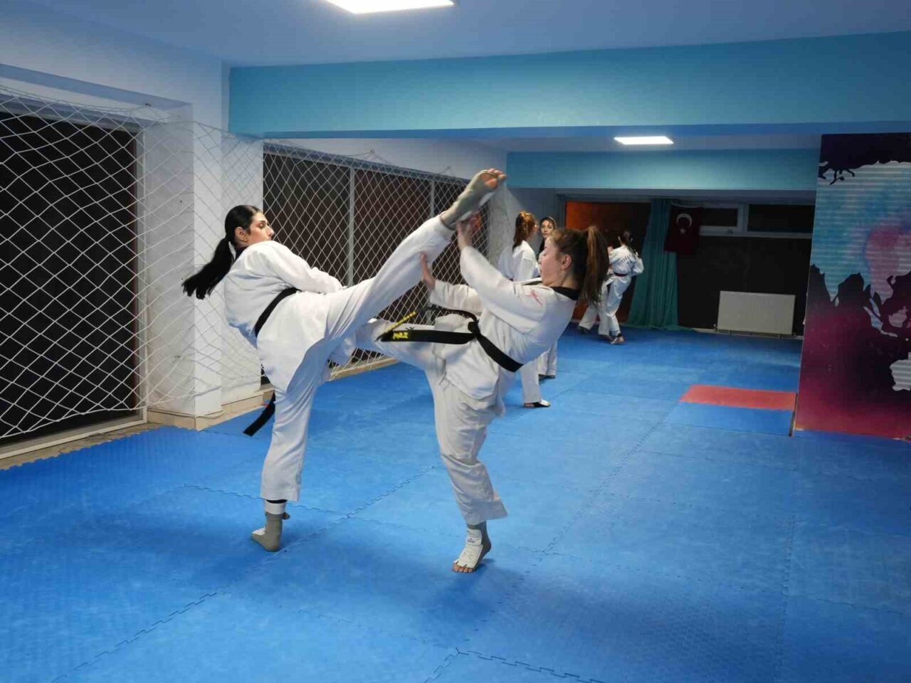 Evlerinin yanına açılan spor salonunda tesadüfen tanıştığı taekwondoda Avrupa şampiyonu