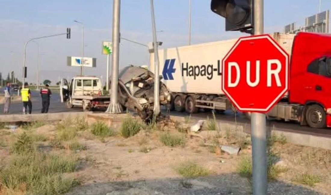 Kayseri’nin Yeşilhisar ilçesinde hafif ticari aracın elektrik direğine çarptığı kazada