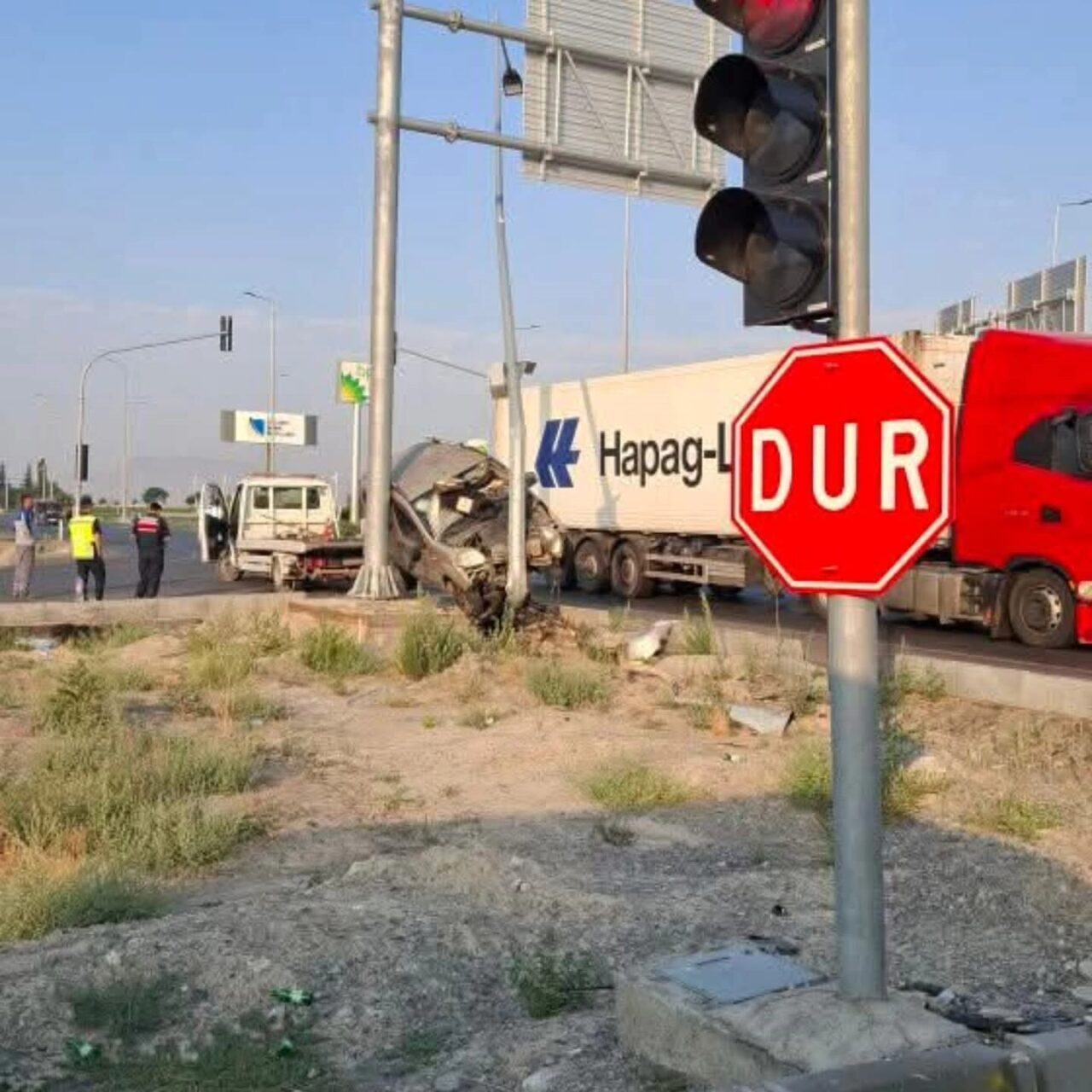 Kayseri’nin Yeşilhisar ilçesinde hafif ticari aracın elektrik direğine çarptığı kazada