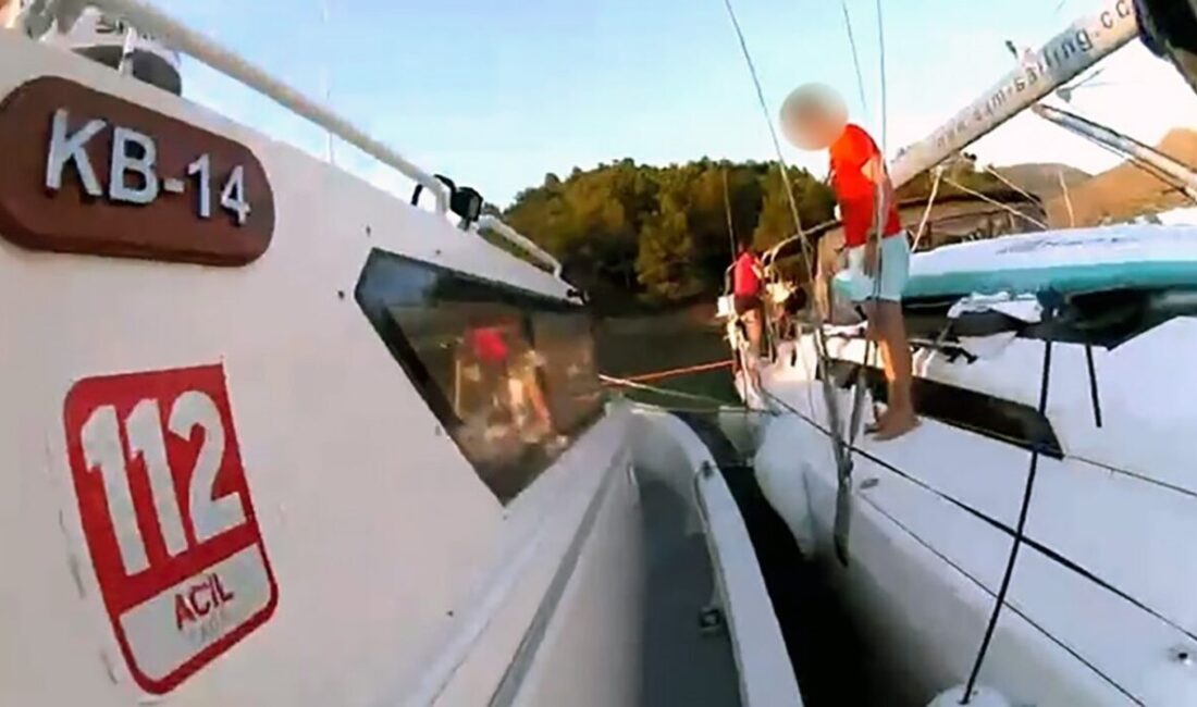 Muğla’nın Marmaris ilçesi açıklarında seyreden ticari yatta bulunan bir vatandaş