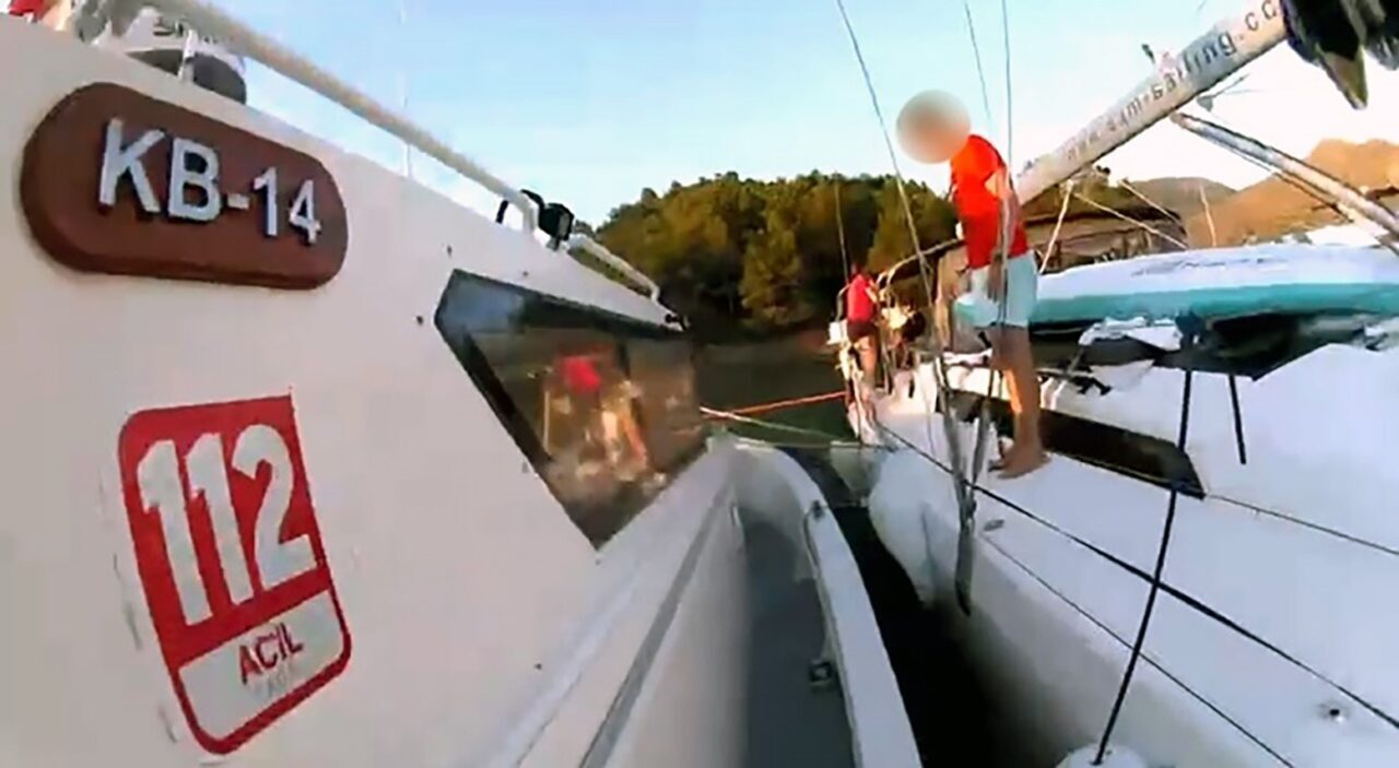 Muğla’nın Marmaris ilçesi açıklarında seyreden ticari yatta bulunan bir vatandaş