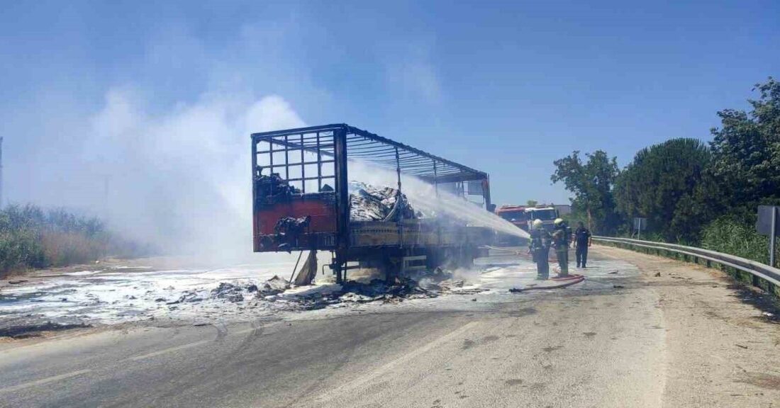 Bursa’nın Karacabey ilçesinde, Çatrak mevkiinde çekici ve dorsesi alevlere teslim