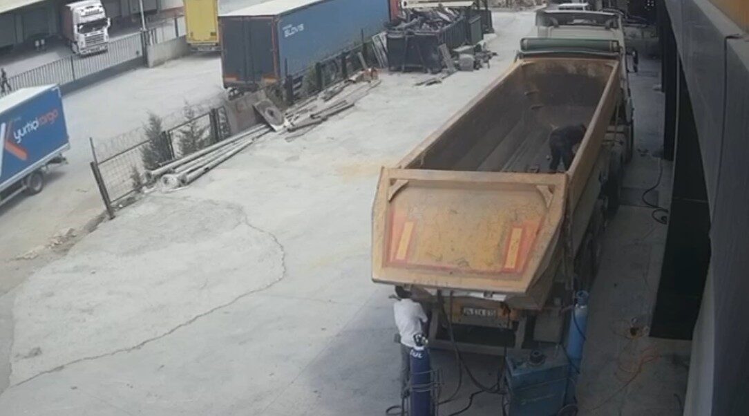 Kocaeli’nin Gebze ilçesinde, tamir edilen damperli tırının başında bekleyen şoförün,