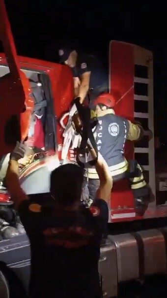 Kocaeli’nin Kartepe ilçesinde, tıra arkadan çarpan tırın kabini kaydı. Sürücü,