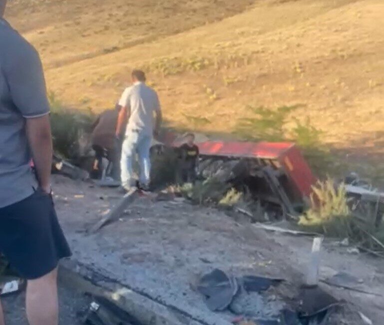 Niğde’de tır, minibüs ve otomobilin karıştığı zincirleme trafik kazasında 1’i