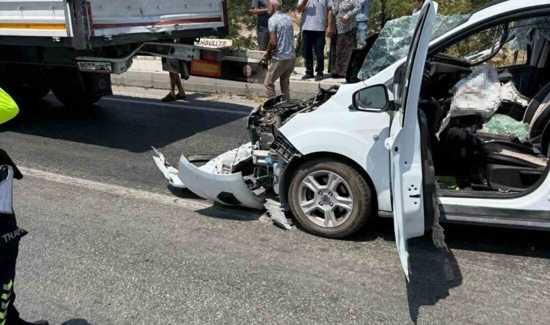 Konya’nın Karapınar ilçesinde tıra arkadan çarpan otomobilin sürücüsü ağır yaralandı.
