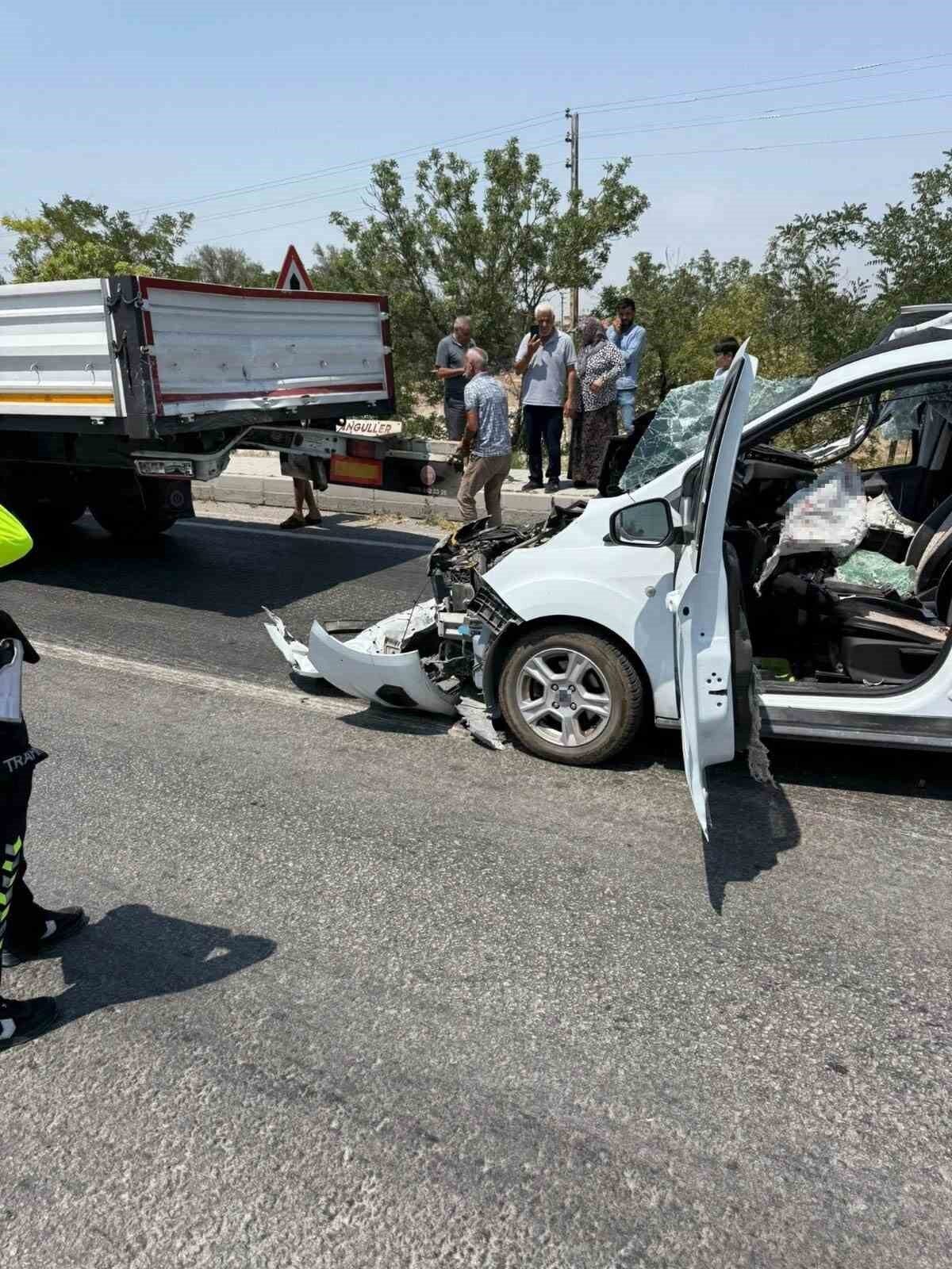 Konya’nın Karapınar ilçesinde tıra arkadan çarpan otomobilin sürücüsü ağır yaralandı.