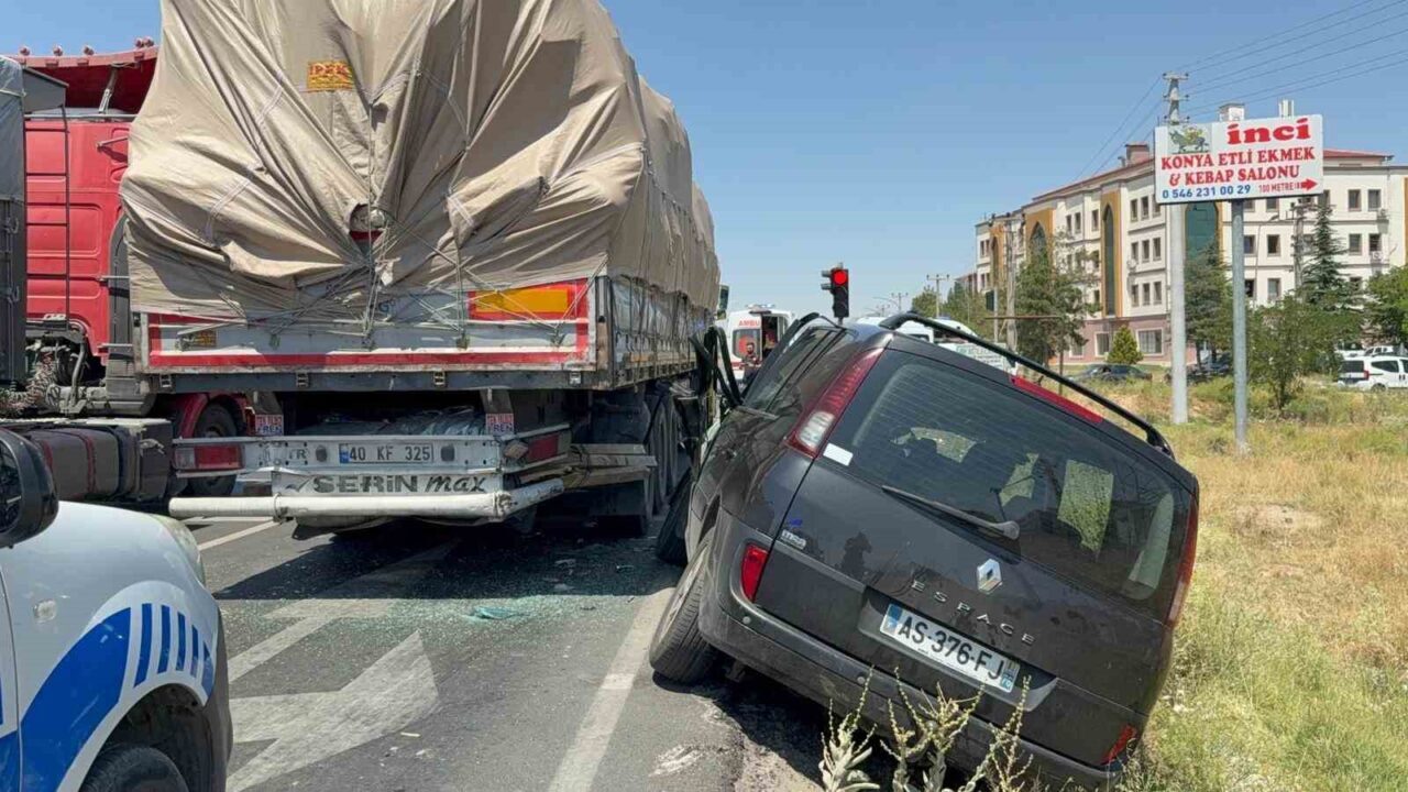 Afyonkarahisar’da kırmızı ışıkta bekleyen tıra arkadan çarpan yabancı plakalı aracın
