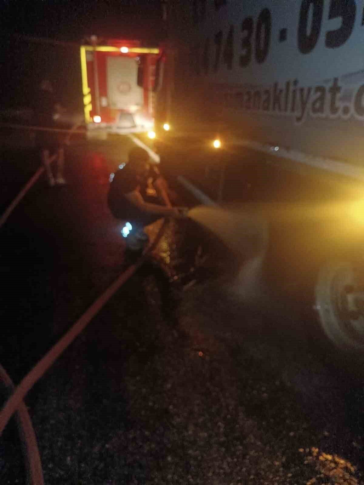 Van’ın Erciş ilçesinde bir tırın lastiklerinden duman çıkması üzerine itfaiye