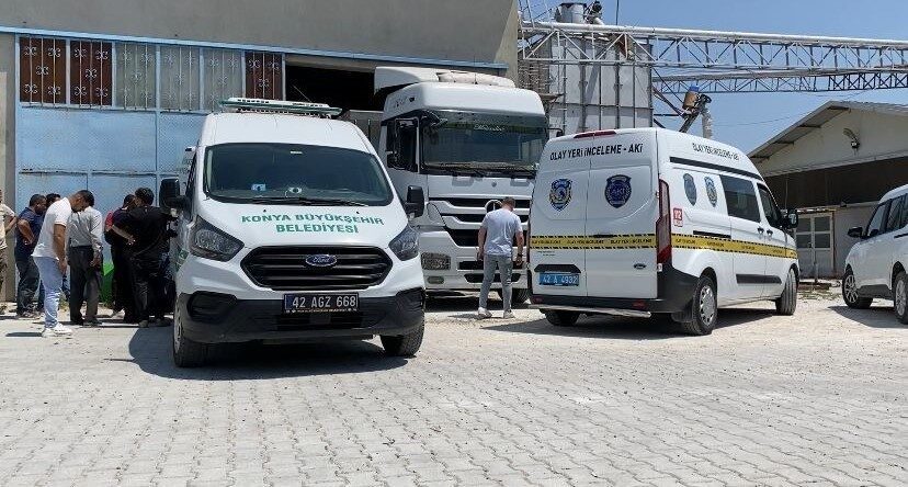 Konya’da yem fabrikasında çalışan 18 yaşındaki genç, tırdan boşaltılan yemlerin