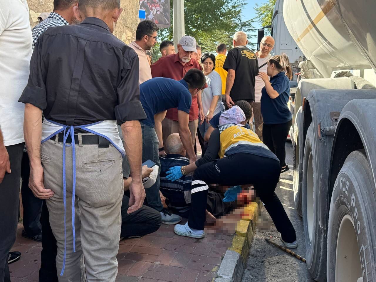 Isparta’nın Eğirdir ilçesinde yolun karşısına geçmeye çalışırken tırın çarpması sonucu