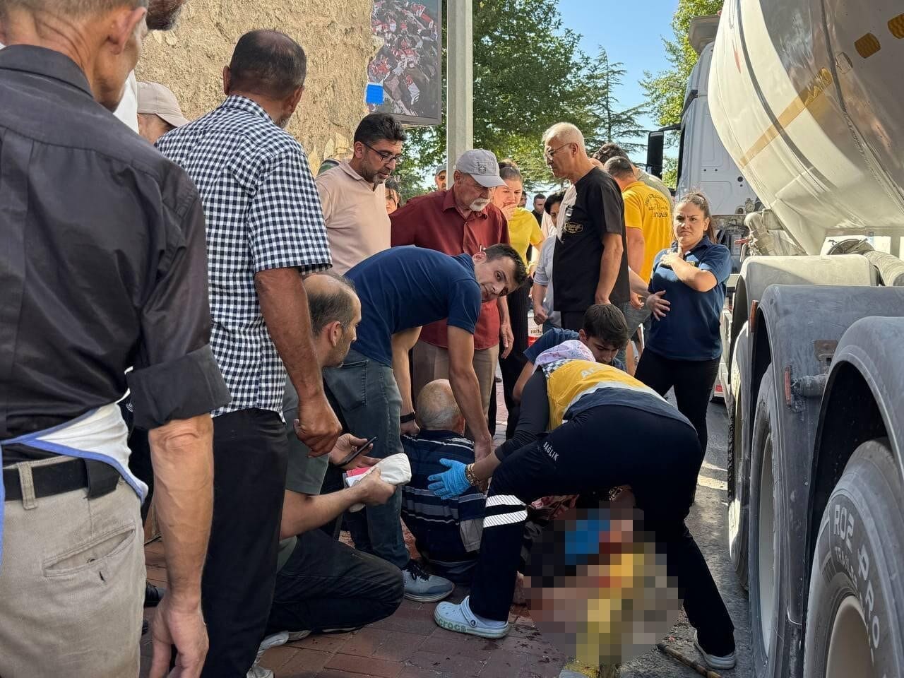 Isparta’nın Eğirdir ilçesinde yolun karşısına geçmeye çalışırken tırın çarptığı 90