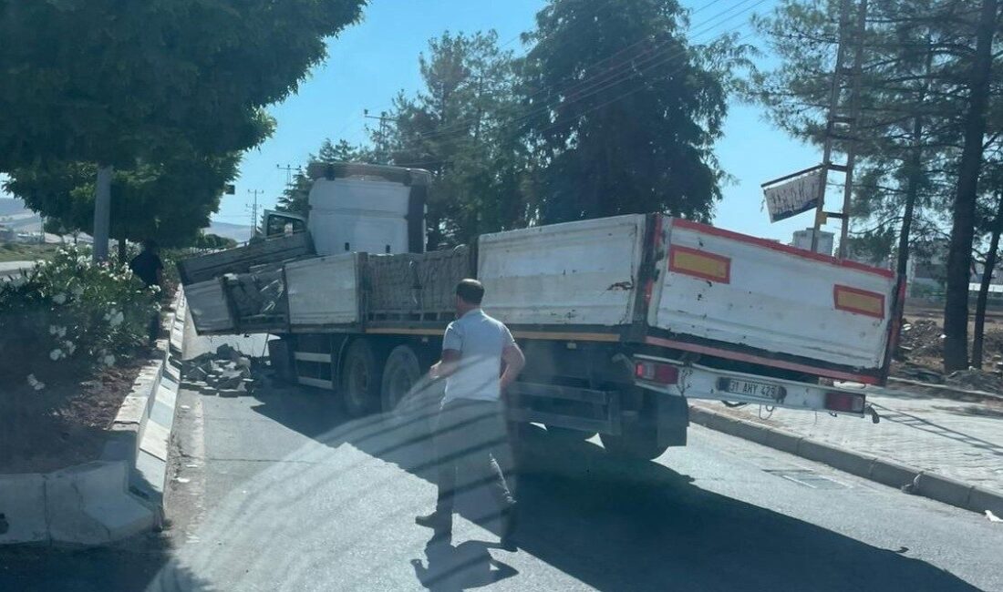 Siirt’in Kurtalan ilçesinde meydana gelen kazada, seyir halindeki bir tırın