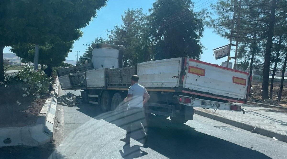 Siirt’in Kurtalan ilçesinde meydana gelen kazada, seyir halindeki bir tırın