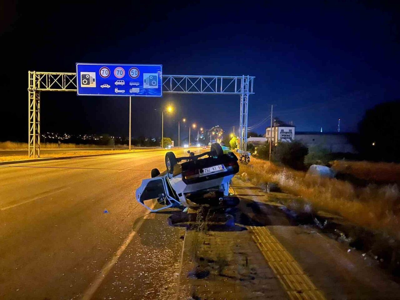 Çorum’un Osmancık ilçesinde bir otomobil tırın sıkıştırması neticesinde takla attı.
