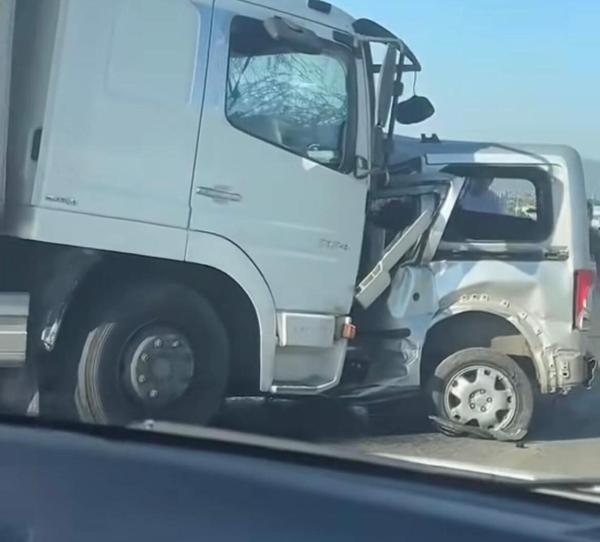 İzmir’in Menderes ilçesinde refüjü aşarak karşı şeride geçen otomobilin tırla