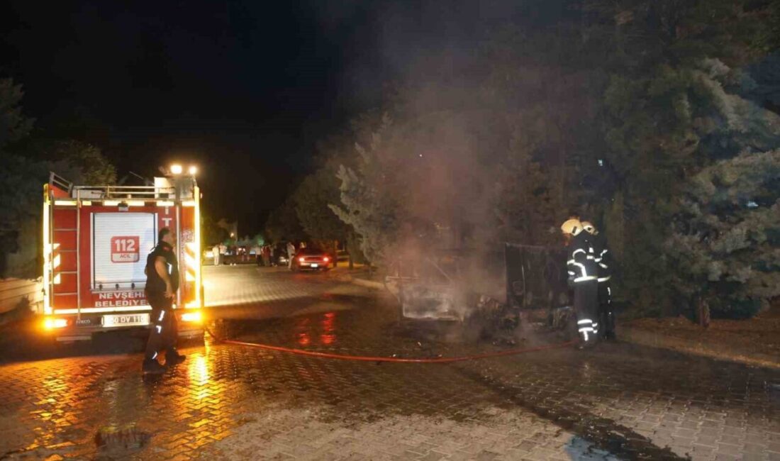 Nevşehir’de Tofaş otomobil park edildikten kısa bir süre sonra yanmaya