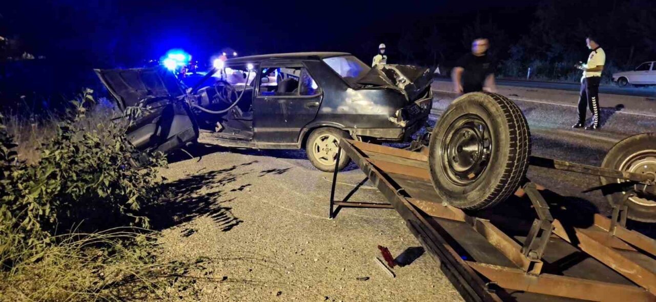 Denizli’nin Kale ilçesinde Tofaş marka otomobilin arkasına bağlanan aydınlatmasız römorka