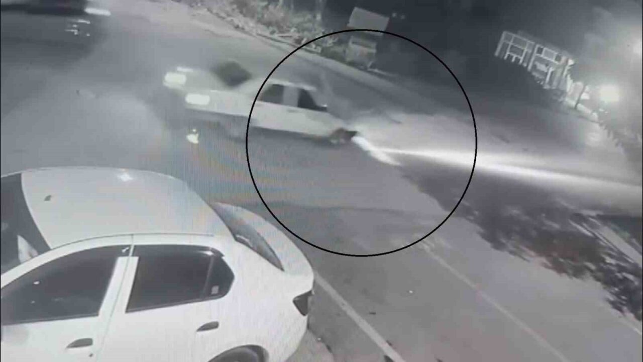 Hatay’da yolun karşısına geçmek isteyen şahsa otomobilin çarptığı anlar güvenlik