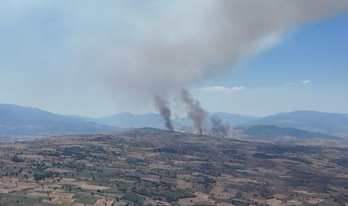 Tokat’ın Erbaa ilçesinde buğday tarlasında çıkan yangına itfaiye ekipleri köylülerle