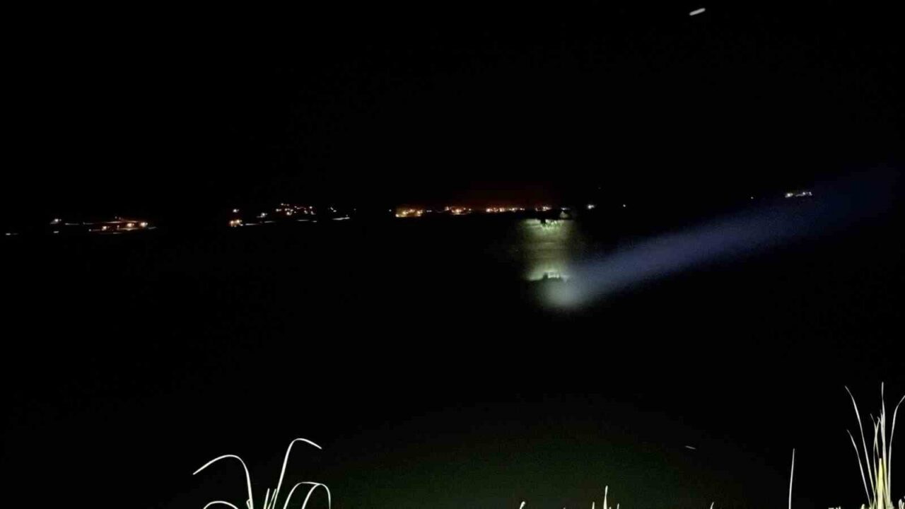 Tokat’ın Erbaa ilçesinde iki kuzenin eşyalarının bulunduğu otomobil Kelkit Çayı