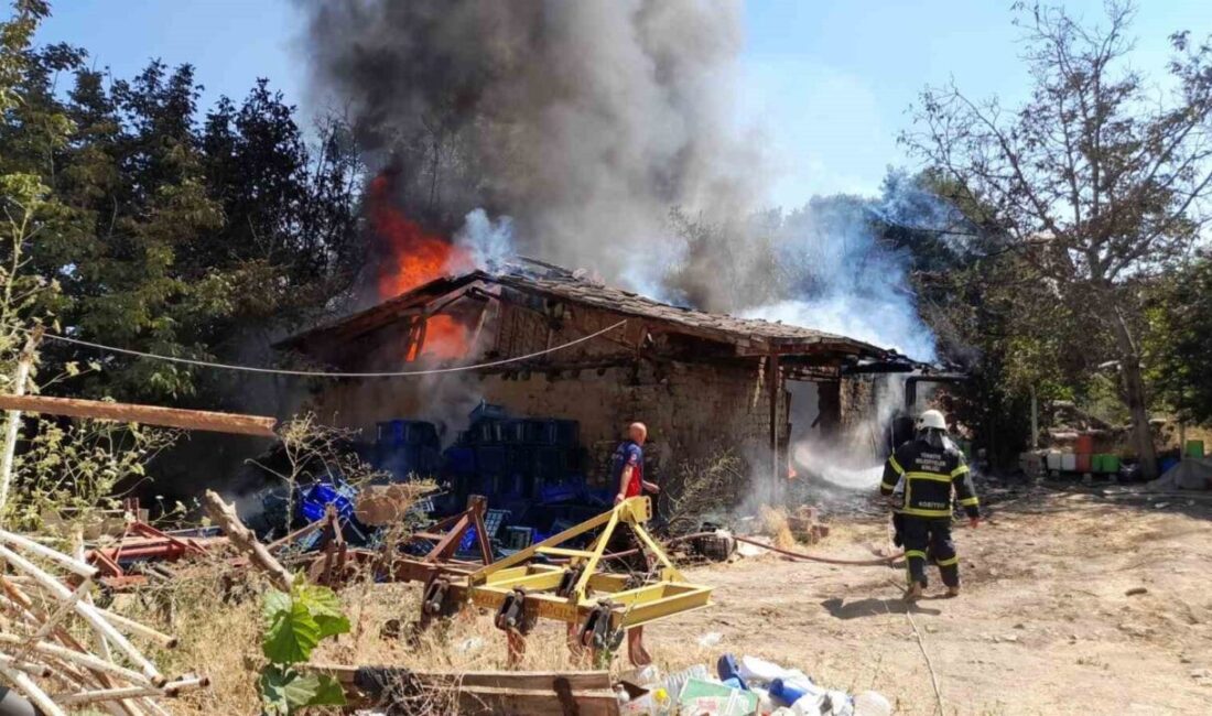 Tokat’ın Erbaa ilçesinde samanlıkta çıkan yangında 2 traktör, 1 buçuk