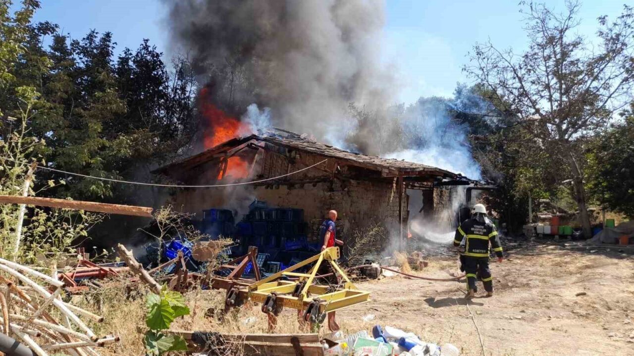 Tokat’ın Erbaa ilçesinde samanlıkta çıkan yangında 2 traktör, 1 buçuk