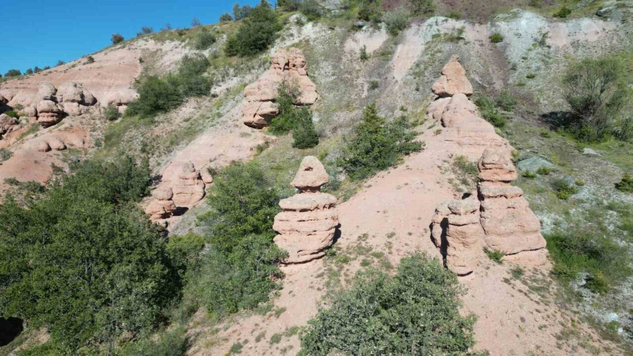 Tokat’ın Yeşilyurt ilçesine bağlı Kavunluk köyünde “Gelinbaşı Kayalığı” olarak adlandırılan