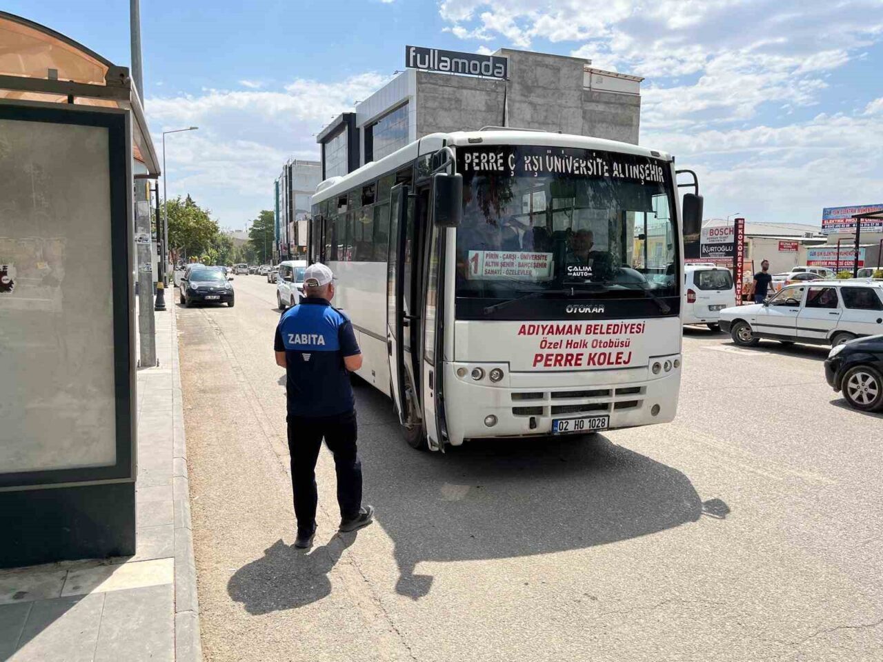 Adıyaman Belediyesi Zabıta Müdürlüğü ekipleri, kent merkezindeki toplu taşıma araçlarına
