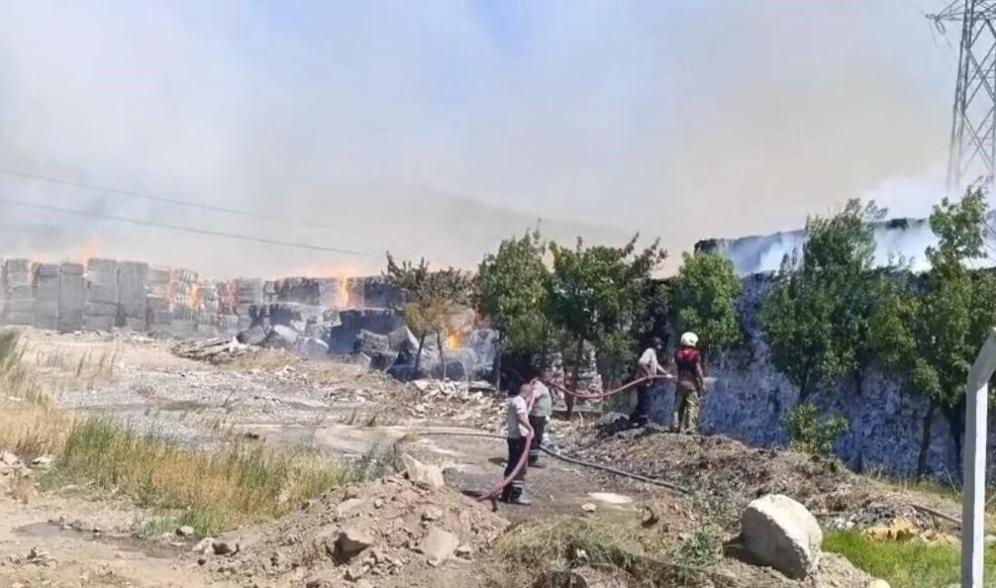 İzmir’in Torbalı ilçesindeki bir kağıt fabrikasında çıkan yangına itfaiye ekiplerince