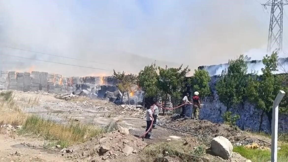 İzmir’in Torbalı ilçesindeki bir kağıt fabrikasında çıkan yangına itfaiye ekiplerince
