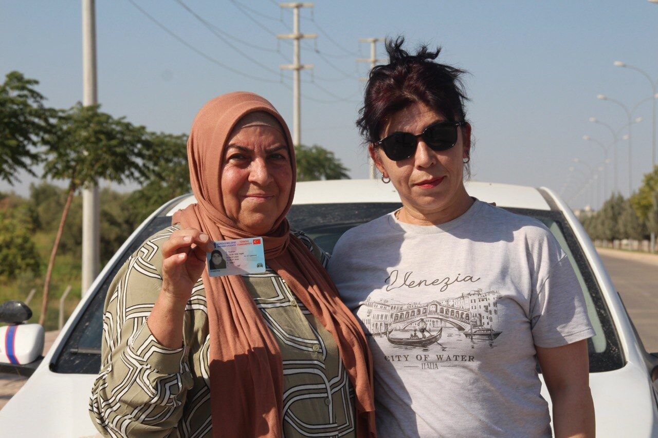 Şanlıurfa’da 65 yaşındaki bir kadın, torununu götürdüğü ehliyet sınavından sonra