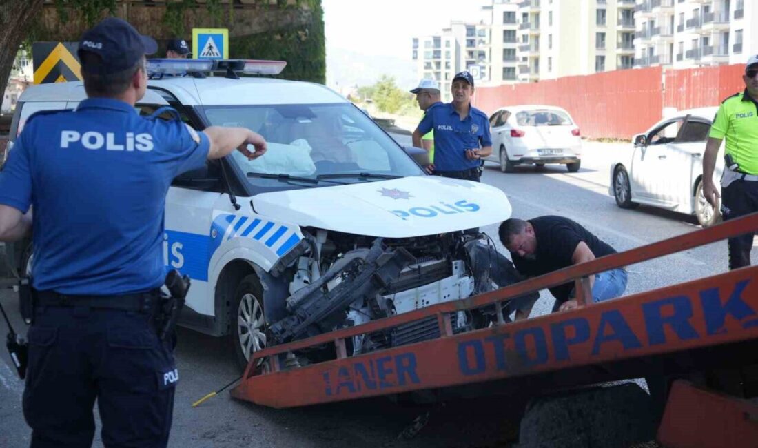 Samsun’da trafik kazası ihbarına giden polis aracı ile otomobil çarpıştı.