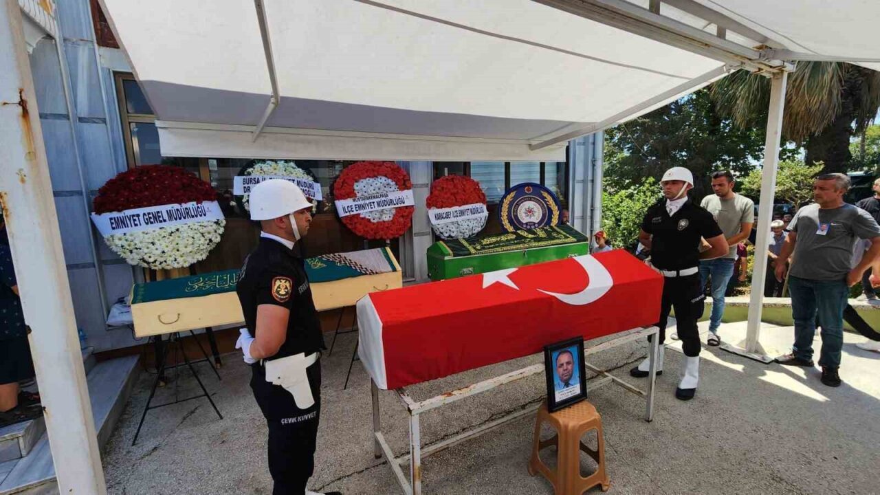 Bursa’da otomobilin tali yoldan ana yola çıkmak isteyen kamyonla çarpışması