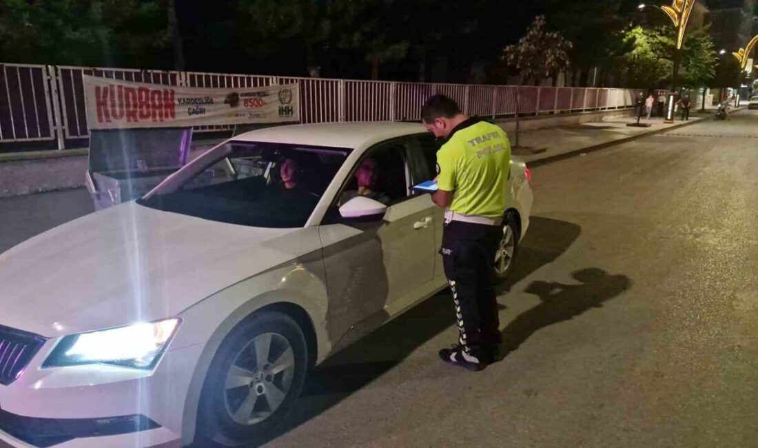 Çorum’un Alaca ilçesinde polis ekiplerince gerçekleştirilen asayiş uygulamasında, kurallara uymayan