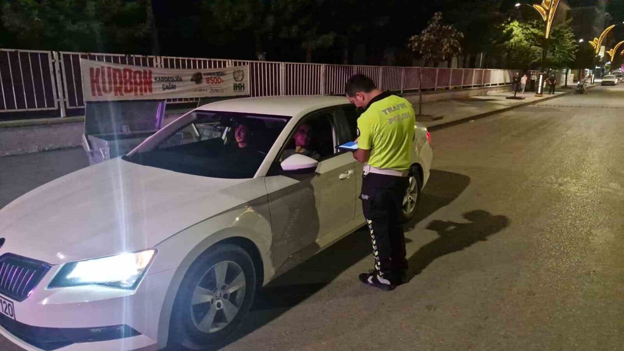 Çorum’un Alaca ilçesinde polis ekiplerince gerçekleştirilen asayiş uygulamasında, kurallara uymayan