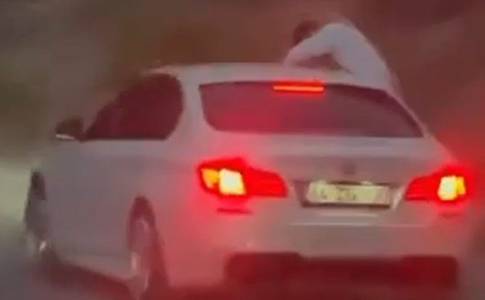 Muğla’nın Fethiye ilçesinde bir kişinin araç camından sarkarak yolculuk yaptığı