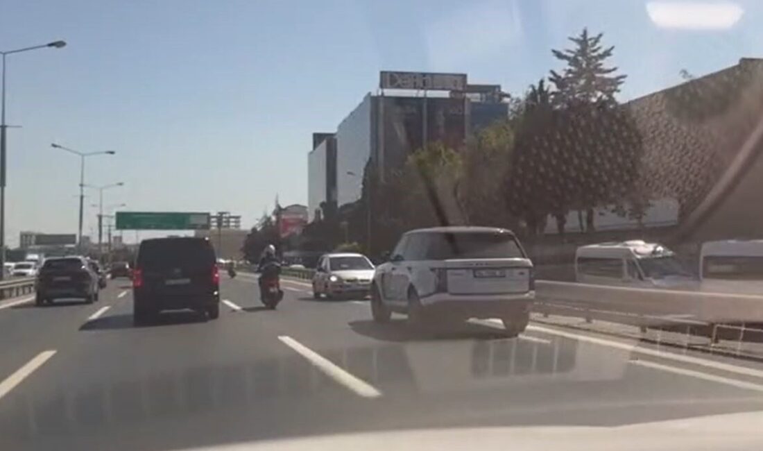 İstanbul Basın Ekspres yolunda trafikte ters yönde ve geri geri