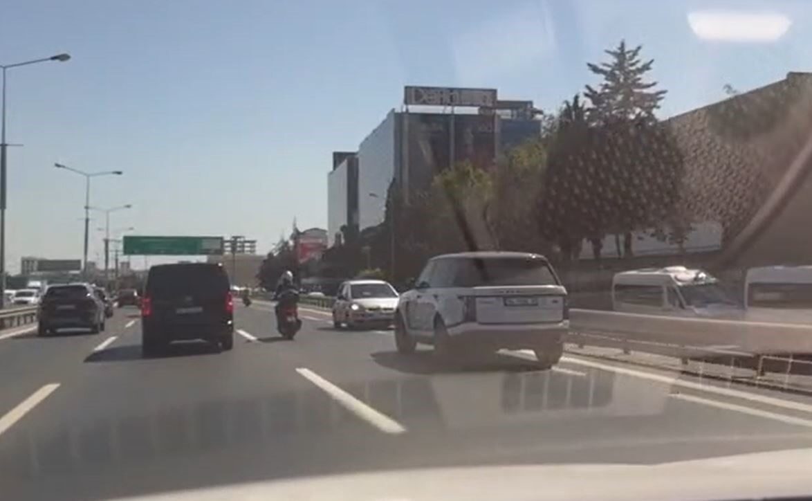 İstanbul Basın Ekspres yolunda trafikte ters yönde ve geri geri