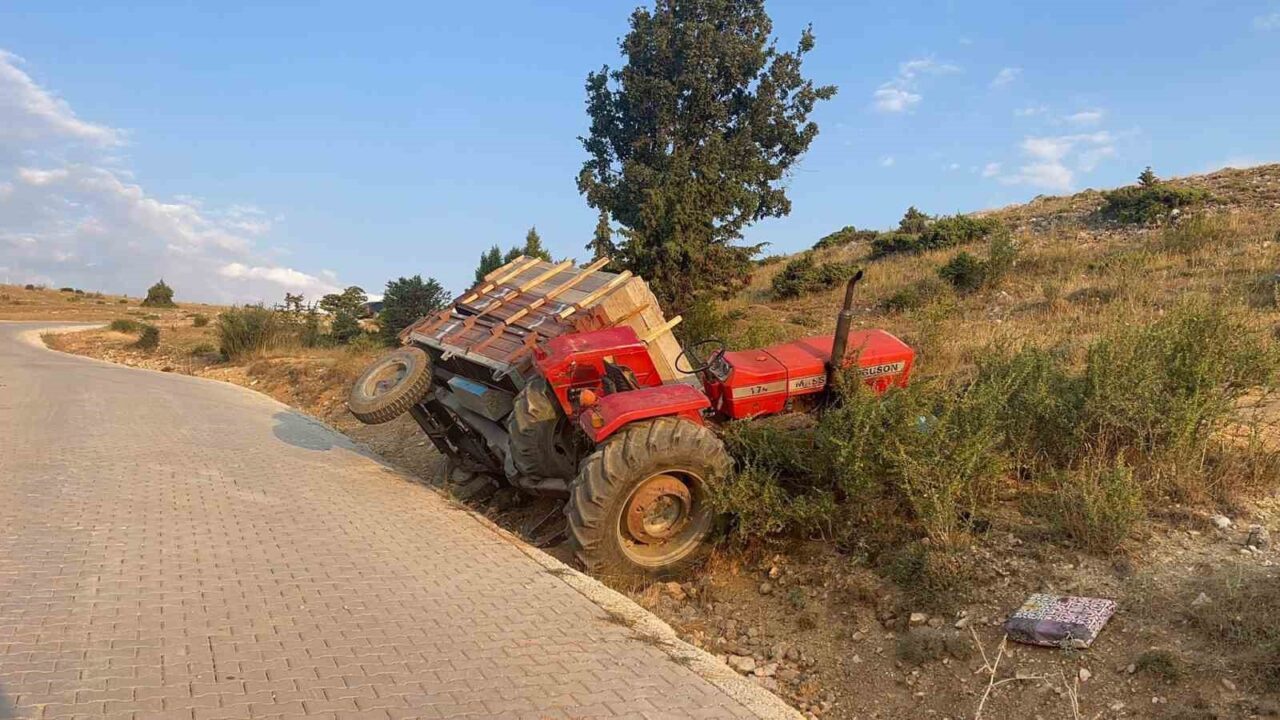 Çorum’da mahsul yüklü traktörün devrilmesi sonucu ağır yaralanan sürücü, kaldırıldığı