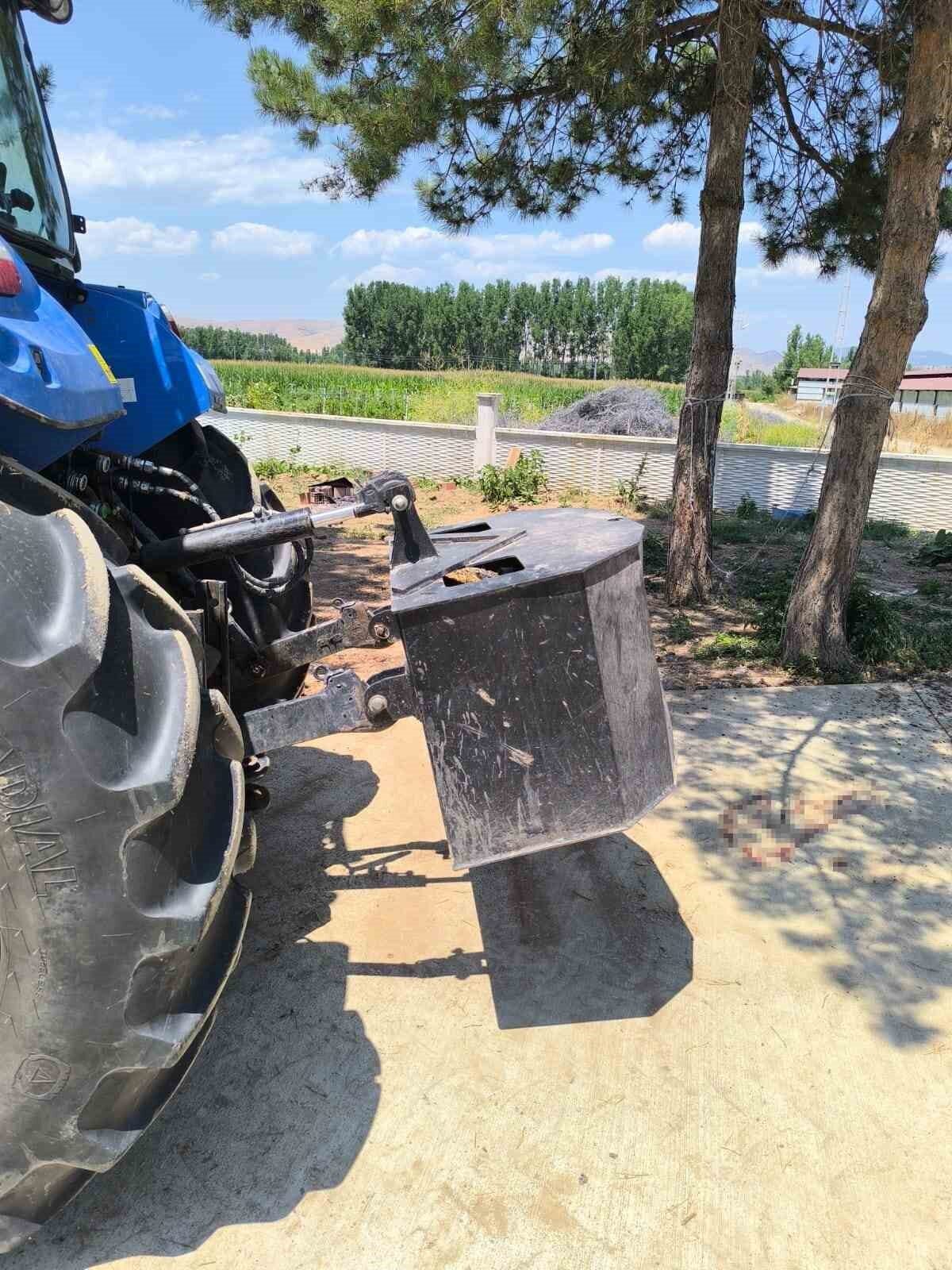 Tokat’ın Pazar ilçesine bağlı Çayköy’de park halindeki traktörde oynayan küçük