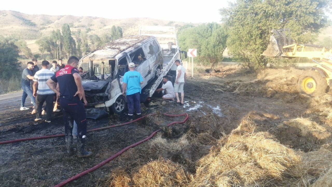 Isparta’da tarlada başlatıp yola yayılan yangında saman balyaları, otluk alan
