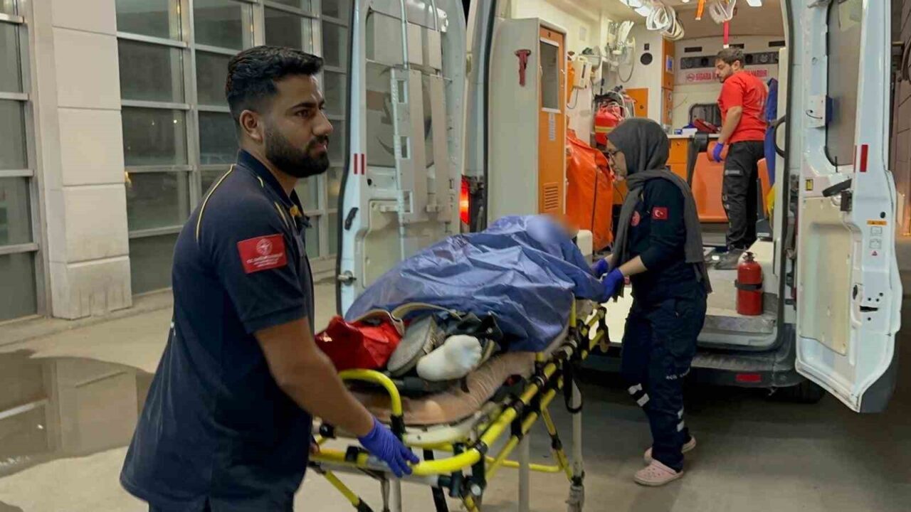Adıyaman’da, geri geri giden traktörün çarpması sonucu devrilen bahçe kapısının