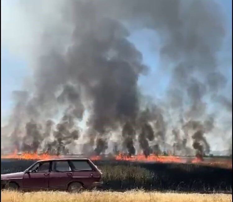 Burdur’un Karamanlı ilçesinde traktör kepçesinin elektrik tellerine temas etmesi sonucu