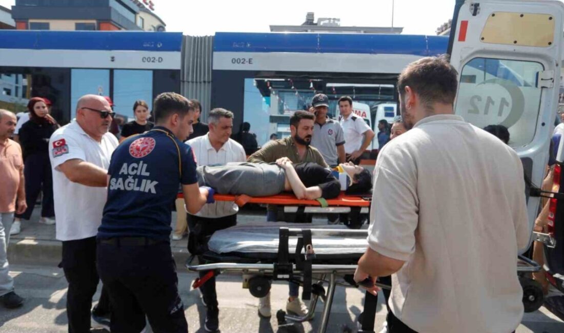 Antalya’da yolun karşı tarafına geçmek isterken tramvayın çarptığı genç kız