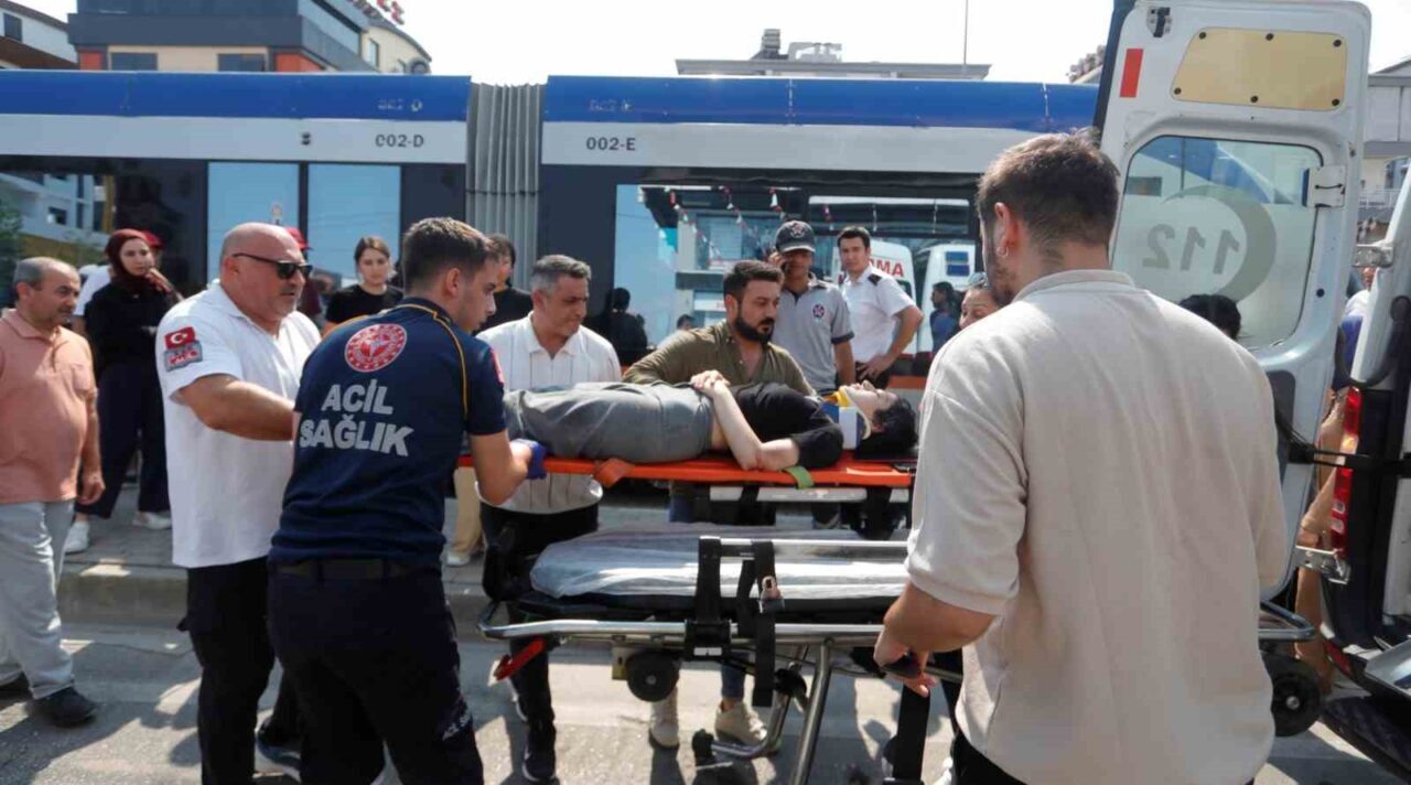 Antalya’da yolun karşı tarafına geçmek isterken tramvayın çarptığı genç kız