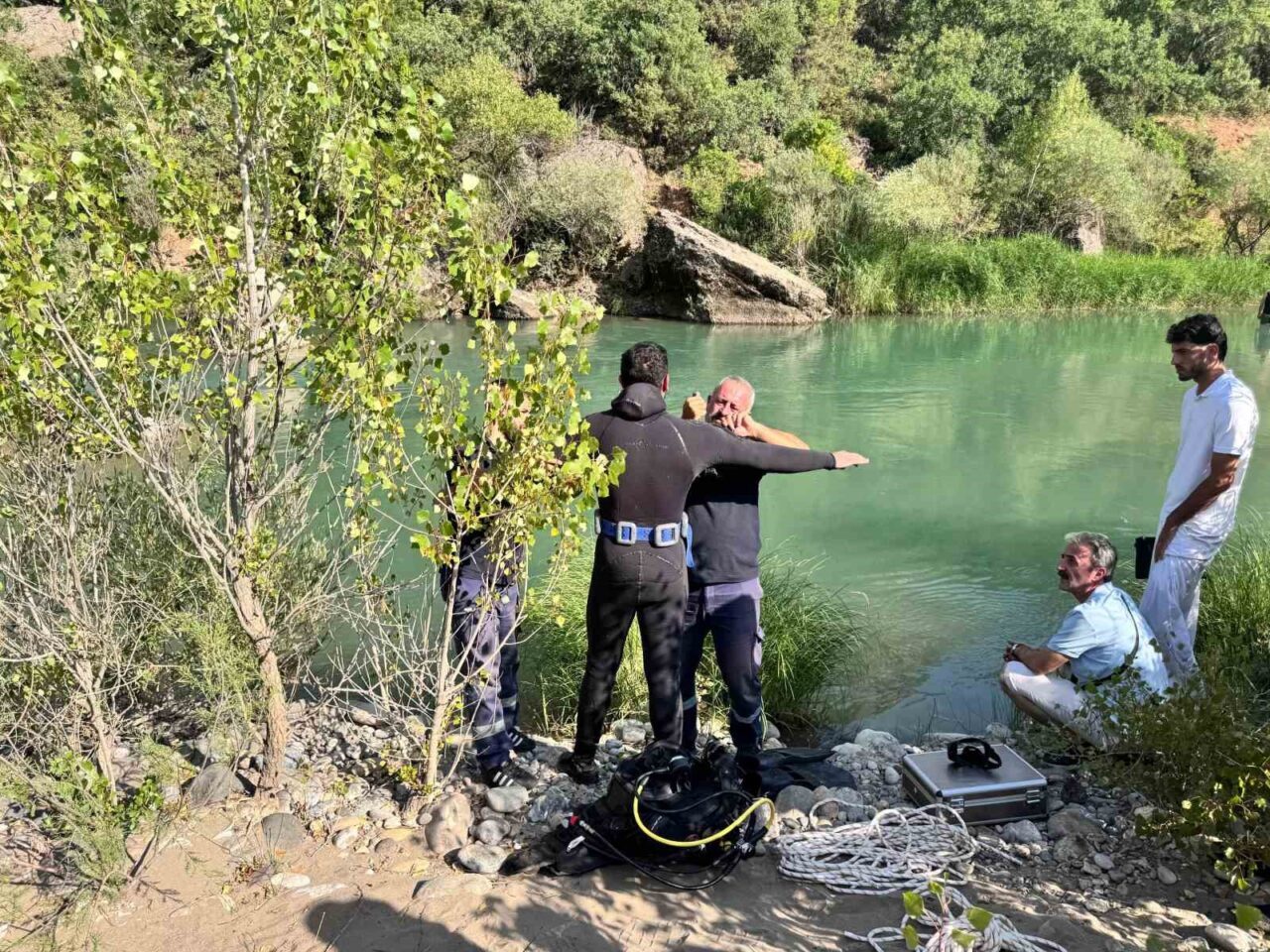 Tunceli’de serinlemek için girdikleri Pülümür Çayı’nda sürüklenen 2 arkadaştan biri