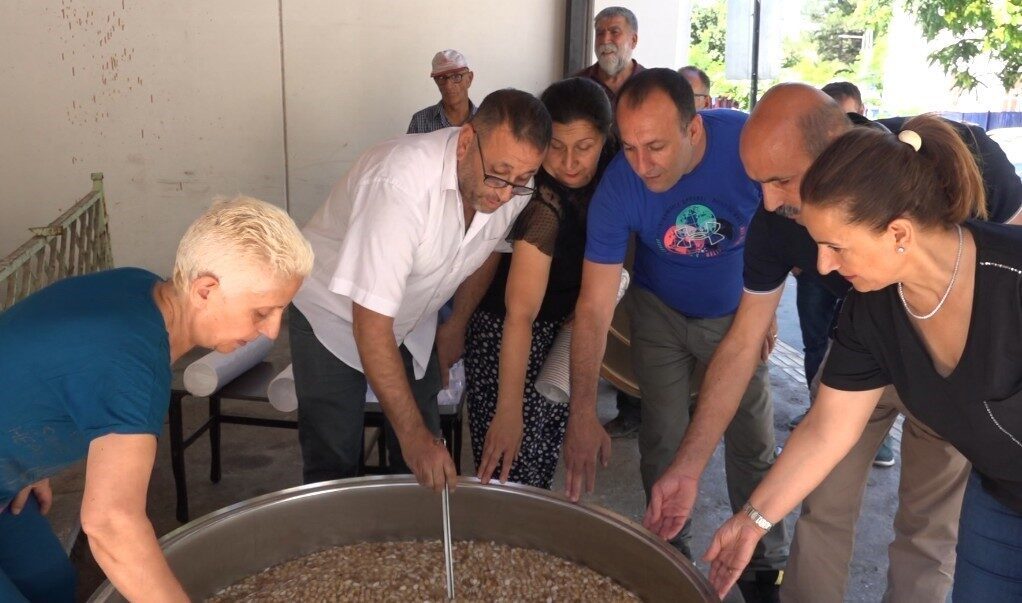 Tunceli Bedensel Engellileri Destekleme Derneği tarafından düzenlenen etkinlikte vatandaşlara aşure