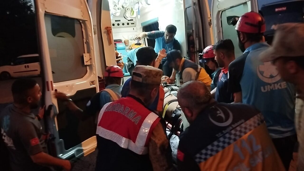 Tunceli’de çıktığı dağda kayalıktan düşen kadın, ekiplerin uzun uğraşları sonucu