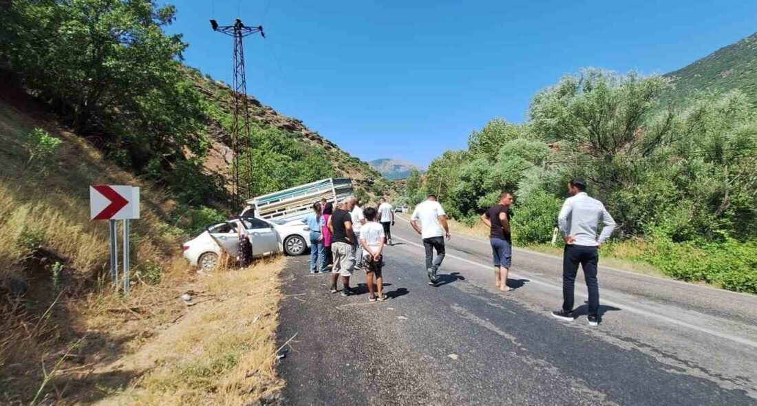 Tunceli’de otomobil ile kamyonetin çarpışması sonucu meydana gelen trafik kazasında